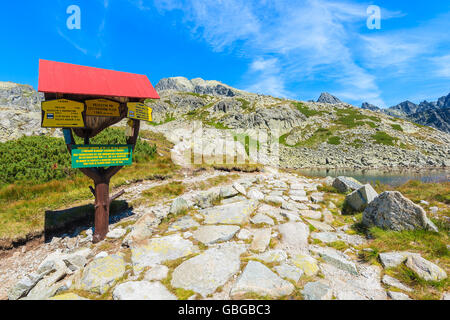 Melden Sie mit Spaziergang Zeitabstände auf Wanderweg im Starolesna-Tal, hohe Tatra Mountains National Park, Slowakei Stockfoto