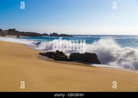 Riesige Wellen brechen auf Felsen in Garrapata State Beach in Kalifornien, USA Stockfoto