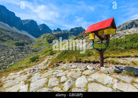 Melden Sie mit Spaziergang Zeitabstände auf Wanderweg im Starolesna-Tal, hohe Tatra Mountains National Park, Slowakei Stockfoto