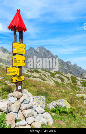 Melden Sie mit Spaziergang Zeit Entfernungen und Richtungen auf Bergweg in Starolesna Tal, hohen Tatra, Slowakei Stockfoto