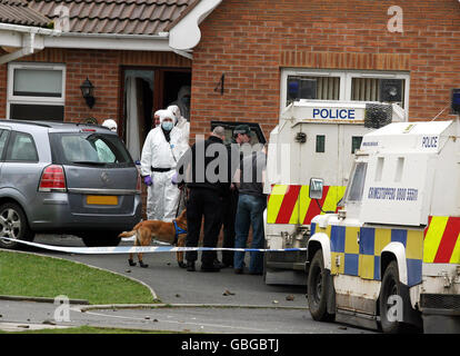 Forensische Polizisten vor dem Haus von Colin Duffy in Lurgan, Co Armagh, das heute von der Polizei überfallen wurde, die am vergangenen Wochenende den Mord an zwei britischen Soldaten untersucht. Colin Duffy ist einer der drei Männer, die von der Polizei verhaftet wurden, weil sie den Mord an zwei Soldaten in Nordirland annahmen. Stockfoto