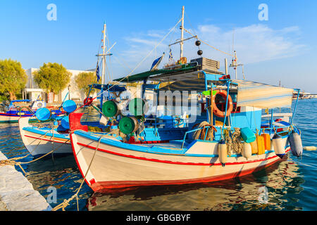 Traditionellen bunten griechischen Fischerboot in Pythagorion Hafen bei Sonnenuntergang, Insel Samos, Griechenland Stockfoto