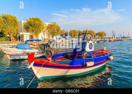 Traditionellen bunten griechischen Fischerboot in Pythagorion Hafen bei Sonnenuntergang, Insel Samos, Griechenland Stockfoto