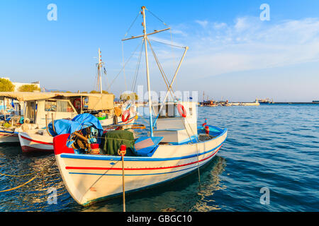 Traditionellen bunten griechischen Fischerboot in Pythagorion Hafen bei Sonnenuntergang, Insel Samos, Griechenland Stockfoto