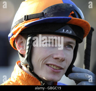 Pferderennen - Rennbahn Lingfield Park. Jockey Jamie Spencer, der auf dem Lingfield Park Racecourse, Surrey, den zweiten Platz im Rennen um den Allwetterchampion einnimmt. Stockfoto