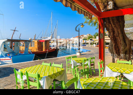 Tabellen in griechische Taverne in Pythagorion Hafen auf der Insel Samos, Griechenland Stockfoto