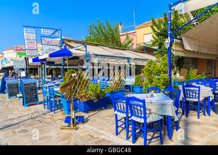 PYTHAGORION Hafen, Insel SAMOS - SEP 19, 2015: Stühle und Tische in typisch griechisches Restaurant im Hafen von Pythagorion auf Samos ist Stockfoto