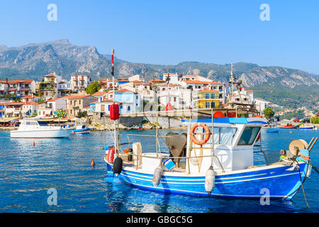 Typischen blau-weißen Farbe Fischerboot in Kokkari Hafen, Insel Samos, Griechenland Stockfoto