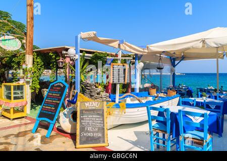 Insel SAMOS, Griechenland - SEP 19, 2015: Tische mit Stühlen auf traditionelle griechische Taverne in Kokkari Stadt an der Südküste von Samos Insel, Gr Stockfoto