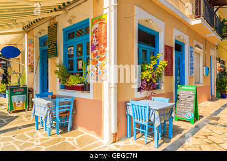 KOKKARI Stadt, Insel SAMOS - SEP 19, 2015: Stühle und Tische in typisch griechische Taverne in sehr beliebten Stadt von Kokkari auf Stockfoto