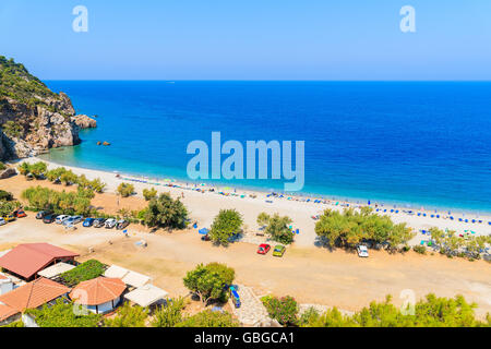 Ein Blick auf Tsambou Strand mit azurblauen Meerwasser, Insel Samos, Griechenland Stockfoto