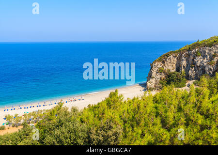 Ein Blick auf Tsambou Strand mit azurblauen Meerwasser, Insel Samos, Griechenland Stockfoto