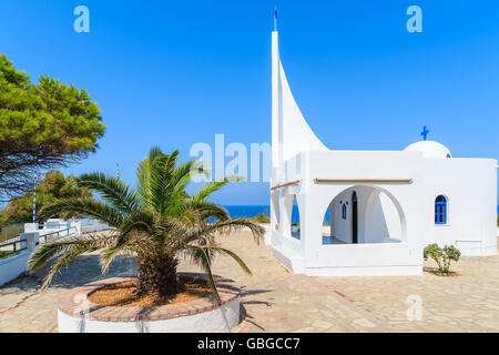 Schöne typisch weißen Griechische Kirche in der Nähe von Potami Bucht, Insel Samos, Griechenland Stockfoto