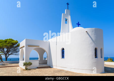 Weiße griechische Kirche auf einem Hügel in der Nähe von Potami Bucht, Insel Samos, Griechenland Stockfoto