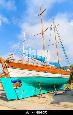 Traditionelle Holz Segelboot Werft des kleinen griechischen Hafen, Insel Samos, Griechenland Stockfoto