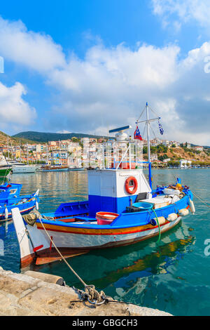 Traditionellen Fischerboot im Hafen von Pythagorion auf der Insel Samos, Griechenland Stockfoto