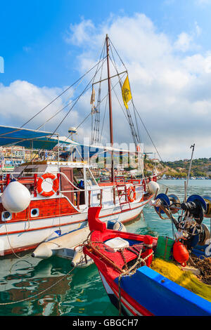 Bunte griechischen Angelboote/Fischerboote im Hafen von Pythagorion auf der Insel Samos, Griechenland Stockfoto