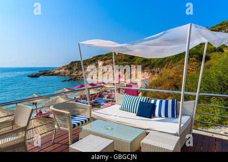 Sofa mit Tisch und Stuhl am Strand im Proteas Bay, Insel Samos, Griechenland Stockfoto