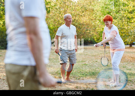 Aktive Senioren im Park spielen und Spaß Stockfoto