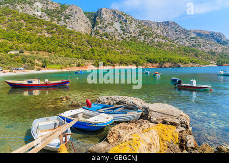 Traditionelle Fischerboote im Meer Bucht am einsamen Strand, Insel Samos, Griechenland Stockfoto