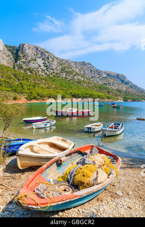 Traditionelle Fischerboote auf schönen einsamen Strand, Insel Samos, Griechenland Stockfoto