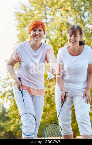 Zwei Frauen, die in der Natur Spaß Badminton spielen Stockfoto