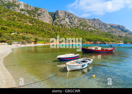 Traditionelle Fischerboote im Meer Bucht am einsamen Strand, Insel Samos, Griechenland Stockfoto