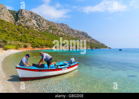 Insel SAMOS, Griechenland - SEP 20, 2015: Fischer zum schönen Strand in typischen griechischen Fischerboot an der Insel Samos, Gre eintreffen Stockfoto