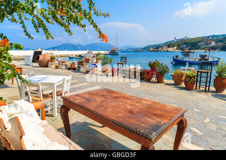 Blick auf die Fischerboote ankern in der Bucht von Kokkari aus typisch griechische Taverne, Insel Samos, Griechenland Stockfoto