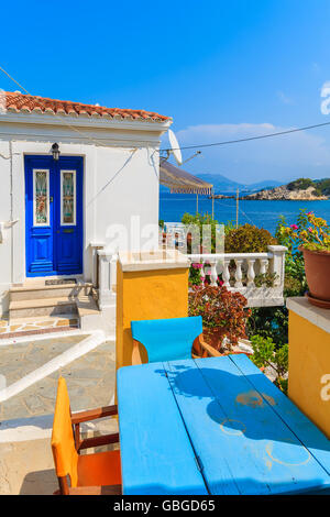 Typische griechische Straße in Kokkari Stadt mit Blick auf das Meer, Insel Samos, Griechenland Stockfoto