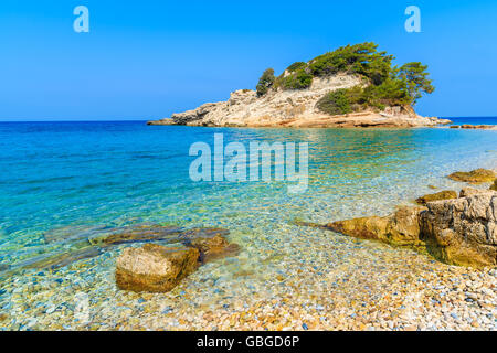 Stein-Kiesstrand in Kokkari Stadt, Insel Samos, Griechenland Stockfoto