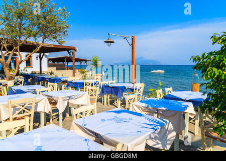 Typische griechische Taverne in kleinen Fischerdorf auf der Insel von Samos, Griechenland Stockfoto