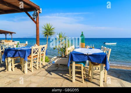 Typische griechische Taverne in kleinen Fischerdorf auf der Insel von Samos, Griechenland Stockfoto