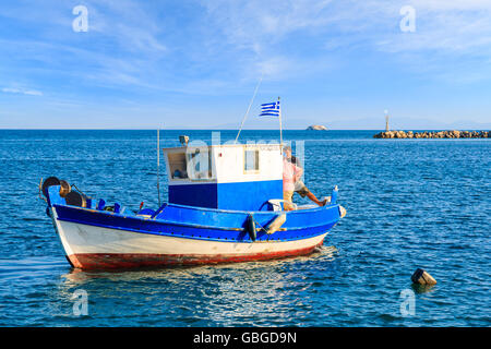 Insel SAMOS, Griechenland - SEP 20, 2015: Griechischen Fischerboot am blauen Meer mit zwei Fischer an Bord, Insel Samos, Griechenland. Stockfoto