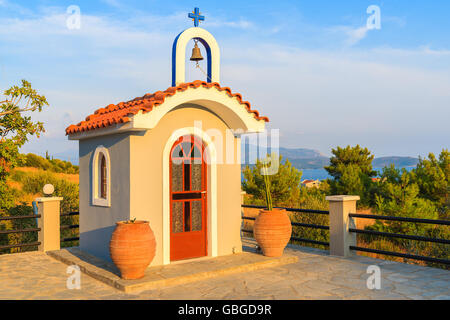 Kleine griechische Kapelle auf der Südküste von Samos Insel im warmen Abendlicht, Griechenland Stockfoto