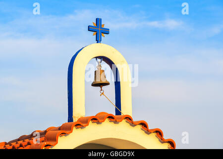 Glockenturm der kleine griechische Kapelle auf der Südküste von Samos Insel im warmen Abendlicht, Griechenland Stockfoto