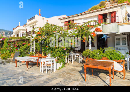 Traditionelle griechische Häuser geschmückt mit Blumen in Kokkari Stadt, Insel Samos, Griechenland Stockfoto