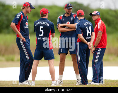 England Kapitän Andrew Strauss spricht mit Stuart Broad, Paul Collingwood, Steve Harmisson und Trainer Andy Flower während einer Nets Session auf dem Everest Cricket Ground, Georgetown, Guyana. Stockfoto