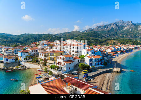 Blick auf Dorf Kokkari und schöne Küste von Samos Insel, Griechenland Stockfoto