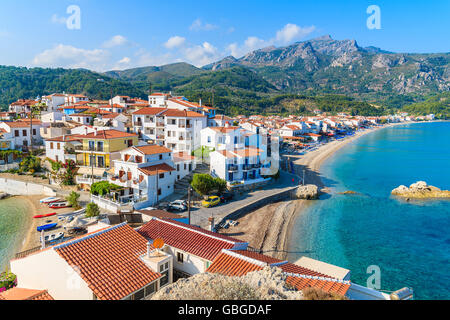 Blick auf Kokkari Dorf und Meer Bucht auf der Insel Samos, Griechenland Stockfoto