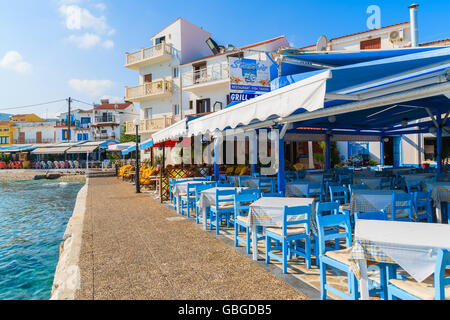 KOKKARI Stadt, Insel SAMOS - SEP 21, 2015: Stühle und Tische in typisch griechische Taverne in sehr beliebten Stadt von Kokkari auf Stockfoto
