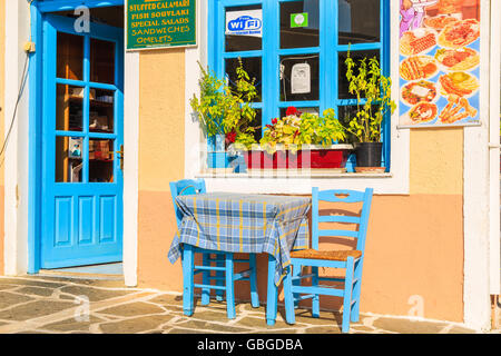 KOKKARI Stadt, Insel SAMOS - SEP 19, 2015: Stühle mit Tisch in typisch griechische Taverne in sehr beliebten Stadt von Kokkari auf Stockfoto