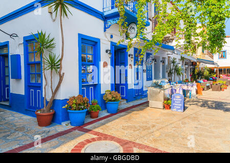 Insel SAMOS, Griechenland - SEP 21, 2015: blaue und weiße Farbe traditionelle griechische Taverne in Kokkari Stadt an der Südküste von Samos Insel, Gre Stockfoto