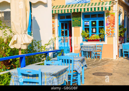 KOKKARI Stadt, Insel SAMOS - SEP 19, 2015: Stühle und Tische in typisch griechische Taverne in sehr beliebten Stadt von Kokkari auf Stockfoto