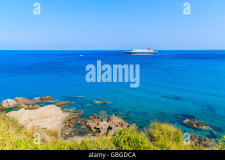 Fähre Schiff am blauen Meer segeln entlang der Küste von Samos Insel, Griechenland. Stockfoto