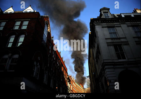 Rauch entsteht durch einen Brand in einem Bürogebäude in Breams Gebäuden, Chancery Lane, London. Stockfoto