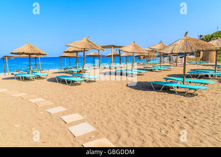 Sonnenschirme und Liegestühle am Potami Sandstrand, Insel Samos, Griechenland Stockfoto