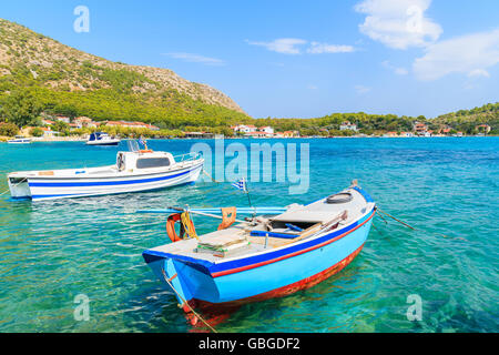 Griechischen Angelboote/Fischerboote auf dem türkisfarbenen Meerwasser in Posidonio Bucht, Insel Samos, Griechenland Stockfoto