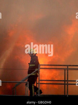 Feuer in der Chancery Lane. Feuerwehrleute bekämpfen einen Großbrand in einem Bürogebäude in den Gebäuden von Bream, Chancery Lane, London. Stockfoto