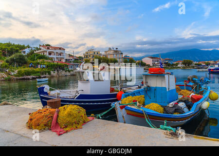 Bunte griechischen Angelboote/Fischerboote festmachen im Hafen bei Sonnenuntergang auf der Insel Samos, Griechenland Stockfoto